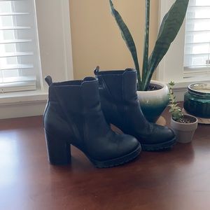 Black Anastasia size 6 Chelsea boots